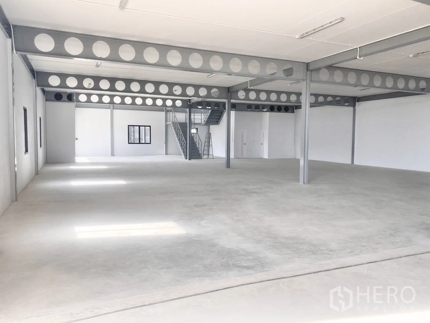 โกดัง for rent in Bang Bo, Samut Prakan - พื้นที่ทำงานชั้นล่างโล่งพร้อมเสาและคานเหล็ก