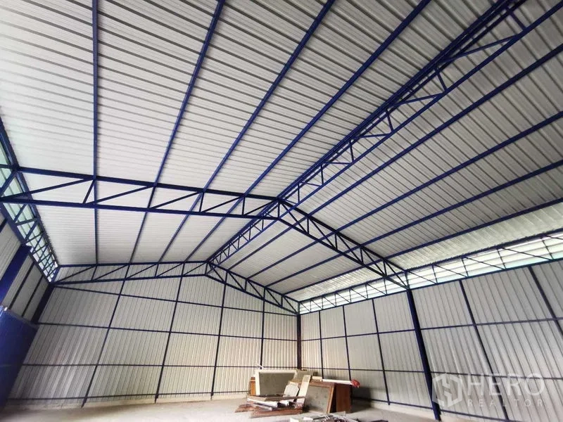 Warehouse for rent in Bang Na, Bangkok - Close-up of steel roof trusses and translucent skylight panels