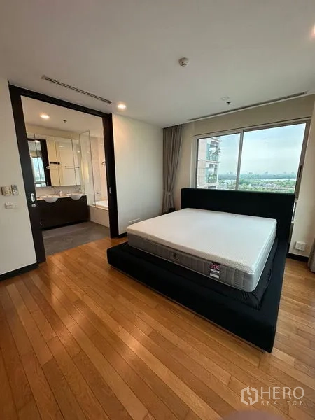 公寓 出租在Yan Nawa, Bangkok - 主卧套房，设大窗与套内卫浴。