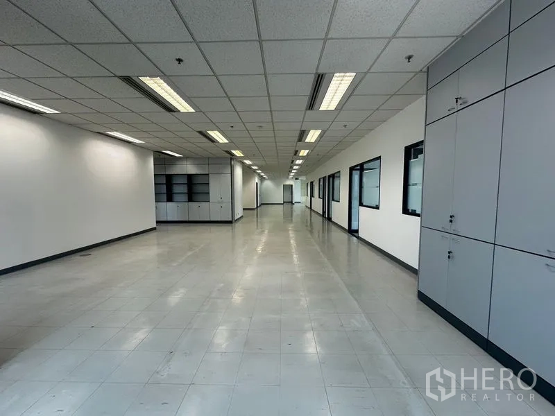 办公空间 出租在Khlong Toei, Bangkok - 开放式工作区，吊顶照明明亮，尽头为储物柜。