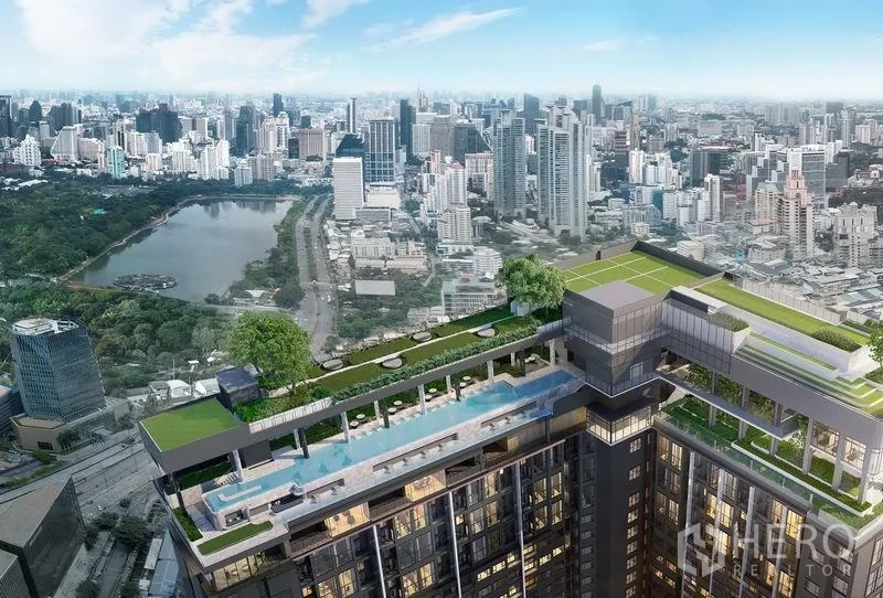 公寓 出售在Khlong Toei, Bangkok - 俯瞰屋顶设施：长泳道、绿化平台与大型城市公园景观。