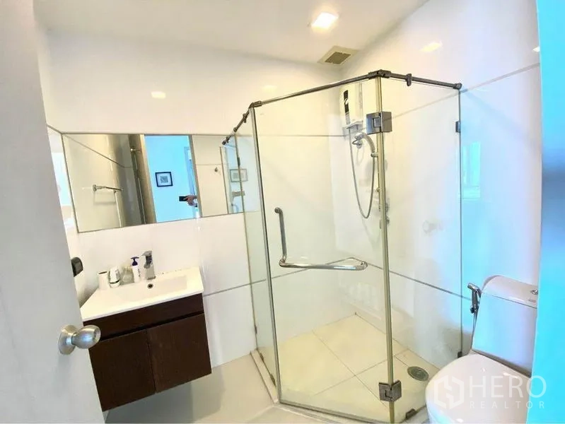 คอนโด ให้เช่าในHuai Khwang, Bangkok - ห้องน้ำพร้อมตู้กระจกอาบน้ำ อ่างล้างหน้า และโถสุขภัณฑ์