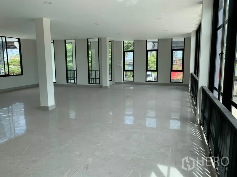 คลังสินค้า ให้เช่าในBang Phli, Samut Prakan - มุมออฟฟิศชั้นบนพร้อมหน้าต่างพาโนรามา รับวิวต้นไม้และแสงธรรมชาติ