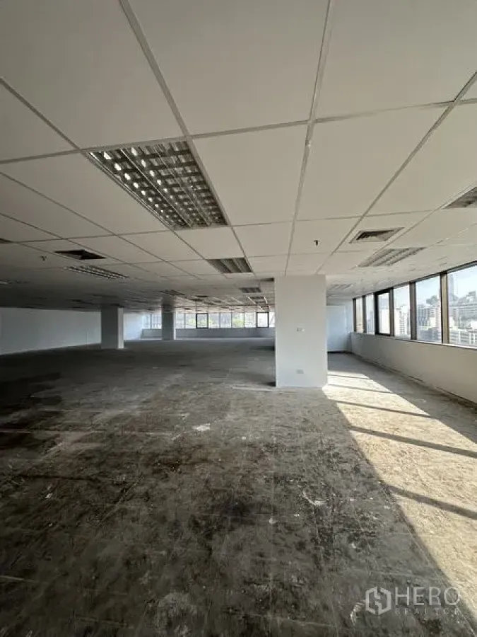 办公空间 出租在Pathum Wan, Bangkok - 临窗办公区，大窗自然采光，可见城市景观。