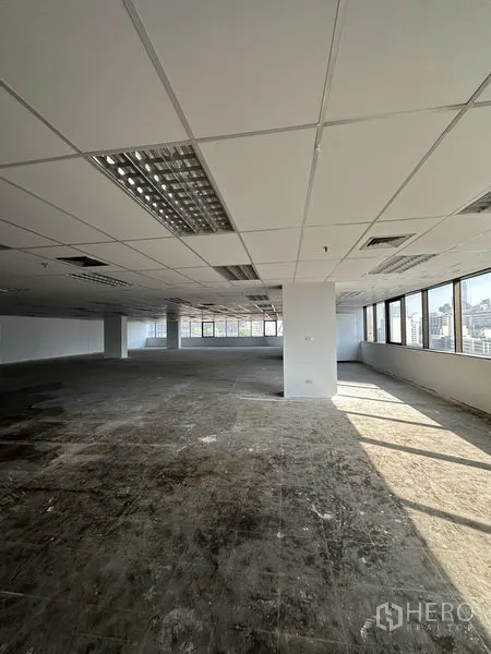 办公空间 出租在Pathum Wan, Bangkok - 临窗办公区，大窗自然采光，可见城市景观。
