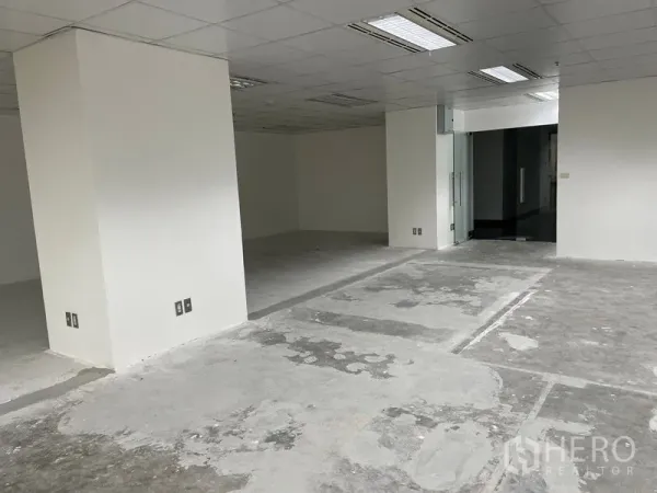 Office Space for rent in Din Daeng, Bangkok - White columns and glass entry door inside an unfinished office floor.