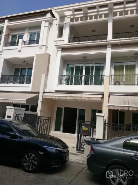 ทาวน์เฮาส์ ให้เช่าในBang Kho Laem, Bangkok - ทาวน์เฮ้าส์ 3 ชั้นสไตล์โมเดิร์น พร้อมระเบียงและที่จอดรถหน้าบ้าน ในย่านบางคอแหลม