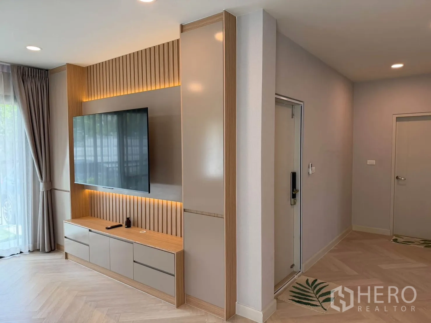 独栋房屋 for rent in Bang Phli, Samut Prakan - 电视背景墙与玄关一角的收纳柜。
