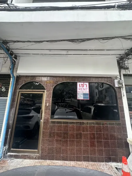 Home Office for rent in Khlong Toei, Bangkok - Ground-floor shopfront with brown tile facade, glass door and rent sign.