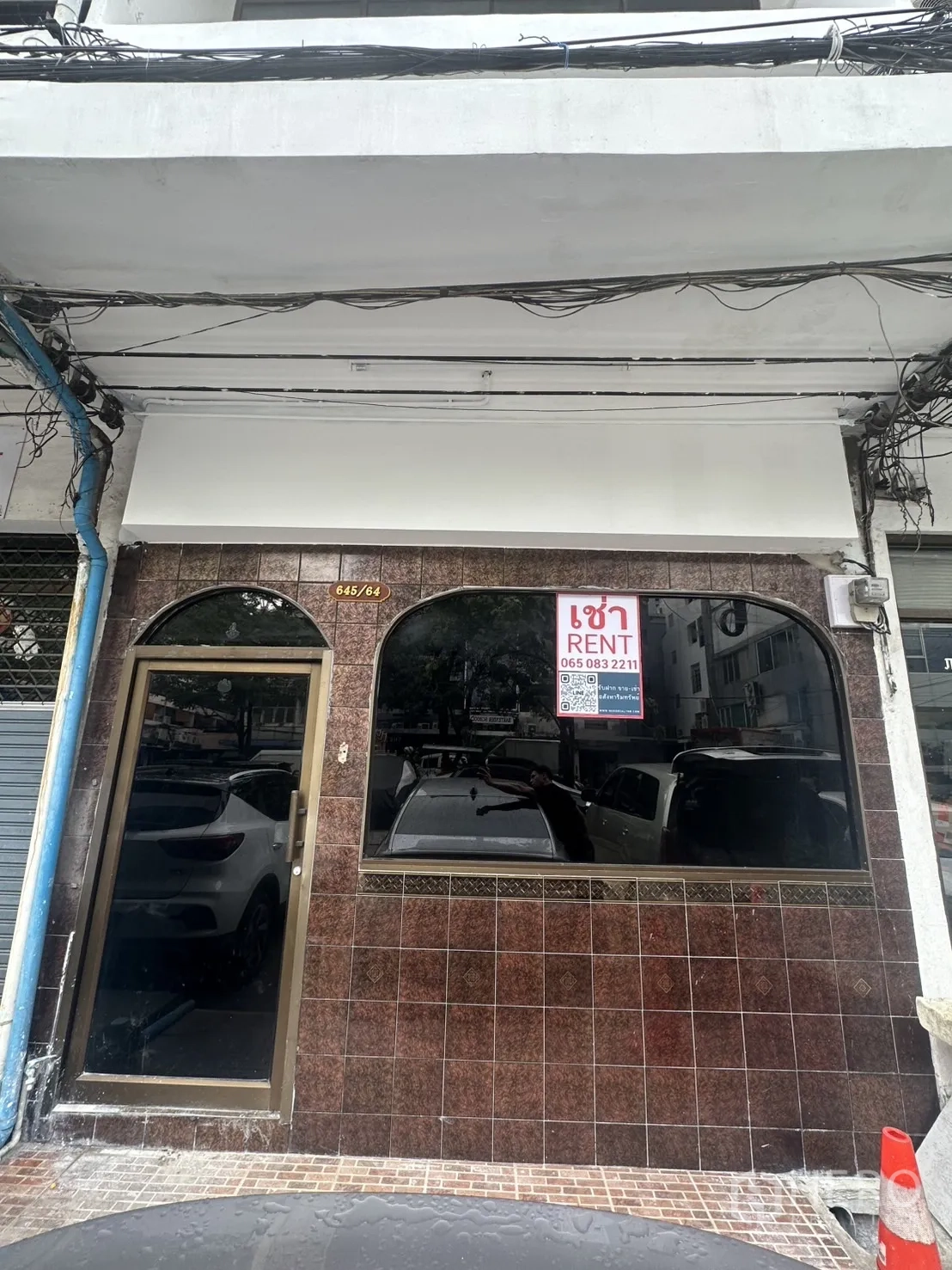 Home Office for rent in Khlong Toei, Bangkok - Ground-floor shopfront with brown tile facade, glass door and rent sign.