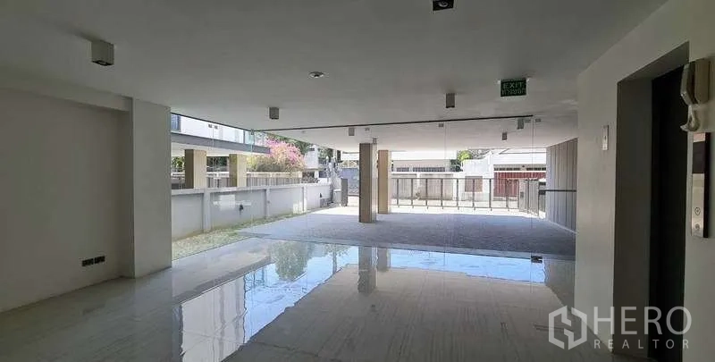 带办公室的家 出售在Suan Luang, Bangkok - 首层半开放多功能空间，亮面地坪与可滑门大门