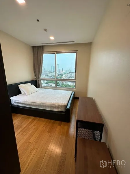 公寓 出租在Yan Nawa, Bangkok - 第二卧室，观景窗配床与书桌。