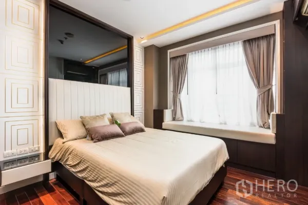 คอนโด ให้เช่าในRatchathewi, Bangkok - ห้องนอนคอนโดย่านราชเทวีสว่างโปร่ง หัวเตียงบุผ้า ที่นั่งริมหน้าต่างและพื้นไม้