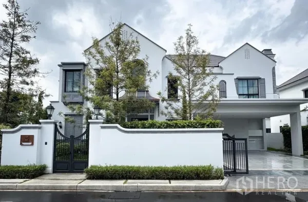 独立式住宅 出租或出售 - 正立面：优雅白色独栋住宅，带铁门与绿植。