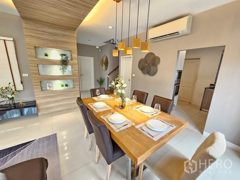 บ้าน ให้เช่าในPrawet, Bangkok - ห้องรับประทานอาหารติดประตูครัว โทนไม้อบอุ่นและโคมไฟแขวน