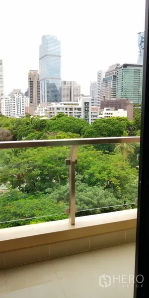 公寓 出租在Sathon, Bangkok - 私人阳台俯瞰绿树与曼谷天际线景观