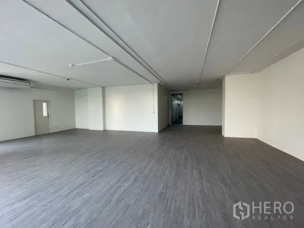 办公空间 出租在Bang Rak, Bangkok - 开阔办公区域，通往服务核心的门与较高层高。