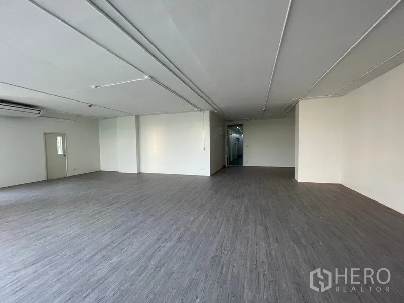 办公空间 出租在Bang Rak, Bangkok - 开阔办公区域，通往服务核心的门与较高层高。