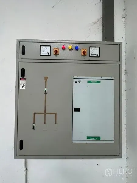 货栈 出租在Pathum Thani - 仓库内的工业电控柜，带电表与安全开关。