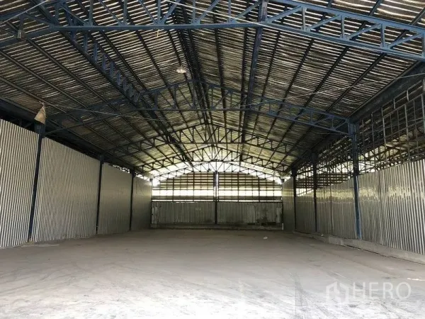 Warehouse for rent in Bang Phli, Samut Prakan - Spacious warehouse interior featuring a high steel truss roof and clear open floor space.