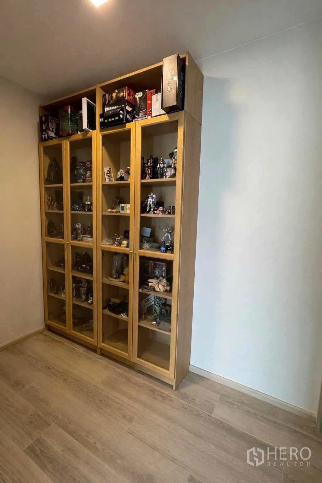 半独立式住宅 for rent in Prawet, Bangkok - 多功能房带高大玻璃展示柜与木地板。