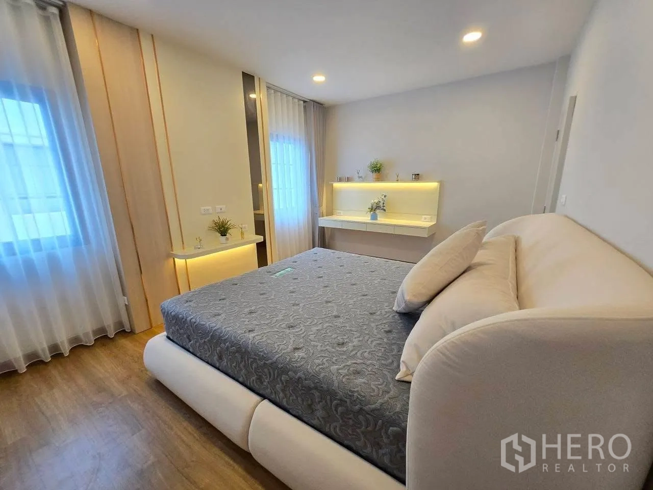 Detached House for rent in Bang Phli, Samut Prakan - Bedroom with illuminated floating shelf, bedside table, and large windows.