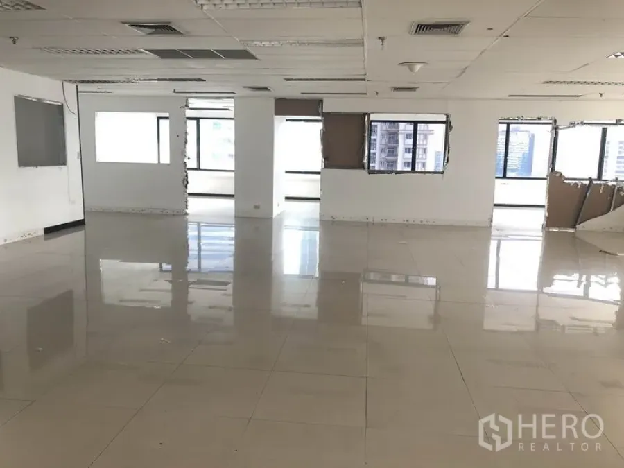 办公空间 出租在Watthana, Bangkok - 大型空置办公楼层，吊顶与环窗采光良好