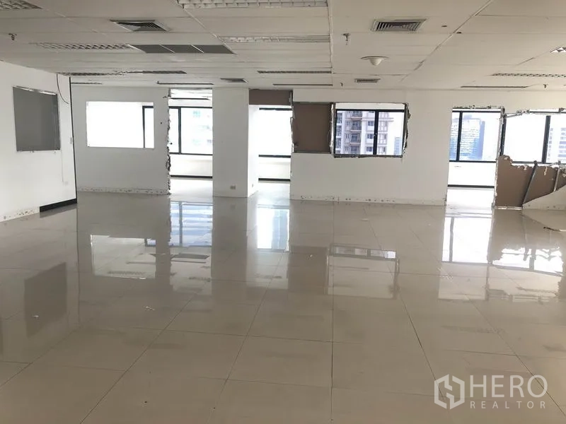 办公空间 出租在Watthana, Bangkok - 大型空置办公楼层，吊顶与环窗采光良好