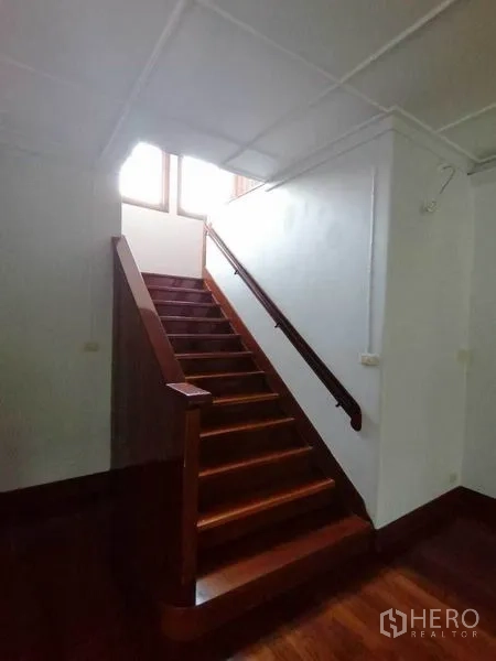 独立式住宅 出租在Pathum Wan, Bangkok - 楼梯间，高窗采光，木质台阶