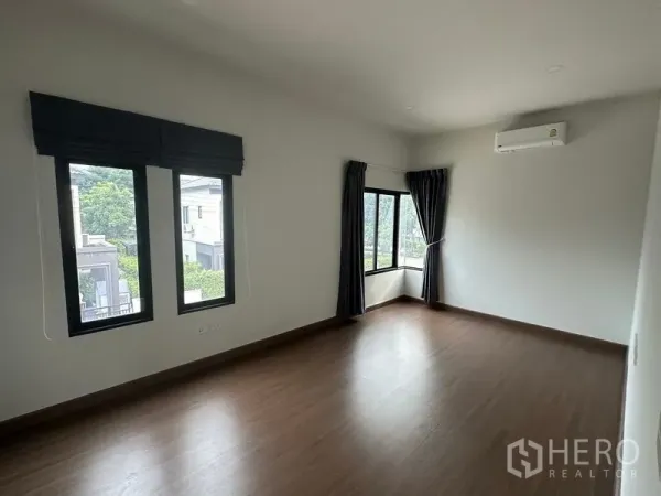 独立式住宅 出售在Khlong Sam Wa, Bangkok - 转角卧室，木地板，空调与大窗