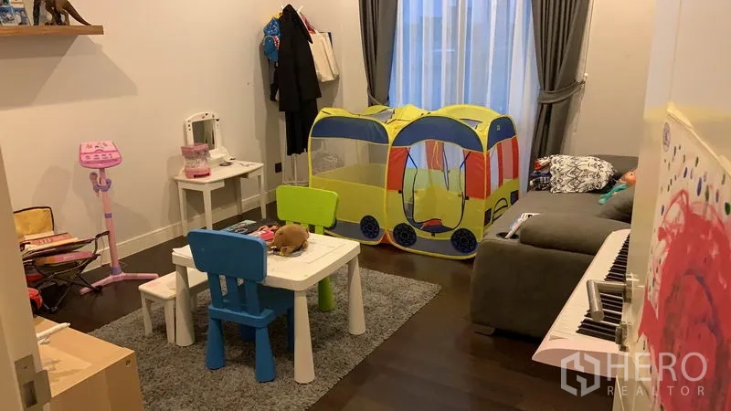 Detached House for rent or sale in Bang Kapi, Bangkok - Family playroom with children’s play tent, small table set and sofa.