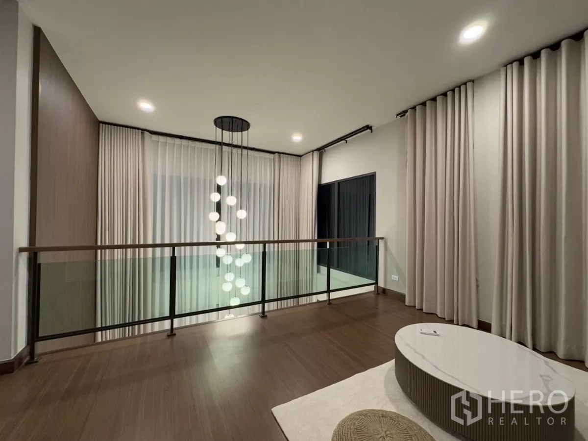 独立式住宅 出租在Bang Phli, Samut Prakan - 挑空玄关，现代吊灯与轻薄窗帘