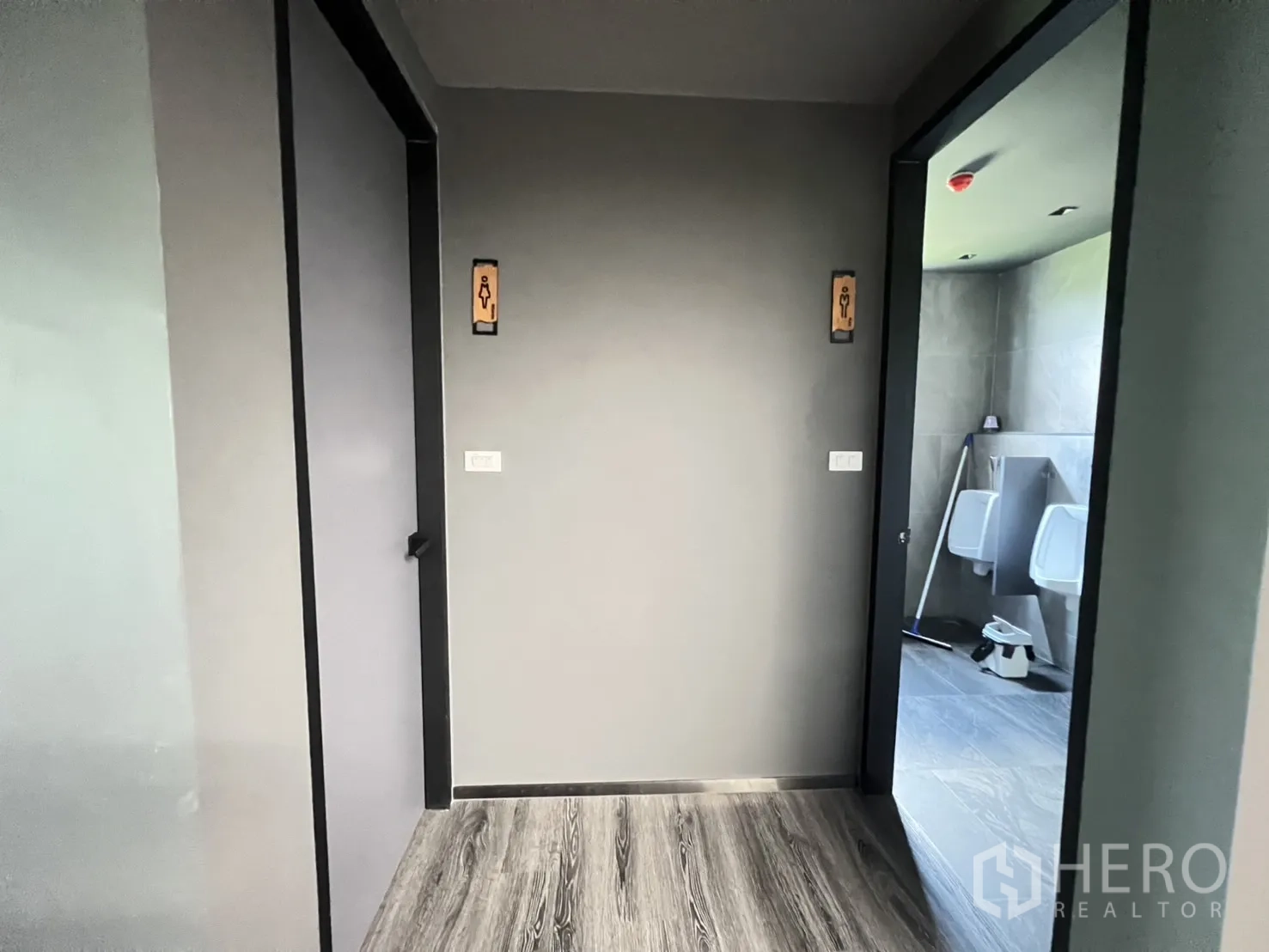 货栈 出售在Lat Krabang, Bangkok - 通往洗手间的走廊，男女标识清晰可见。