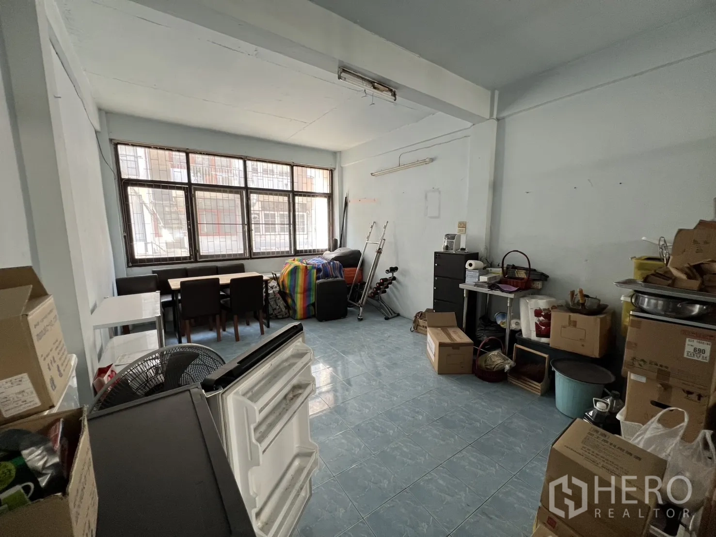 店屋 出租或出售 - 采光良好的房间，蓝色地砖，大窗与储物箱。