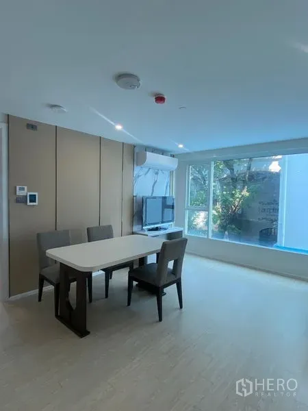 อพาร์ทเมนท์ ให้เช่าในWatthana, Bangkok - ห้องนั่งเล่นรับประทานอาหาร พื้นไม้ หน้าต่างบานใหญ่ ทีวีพร้อมเครื่องปรับอากาศ