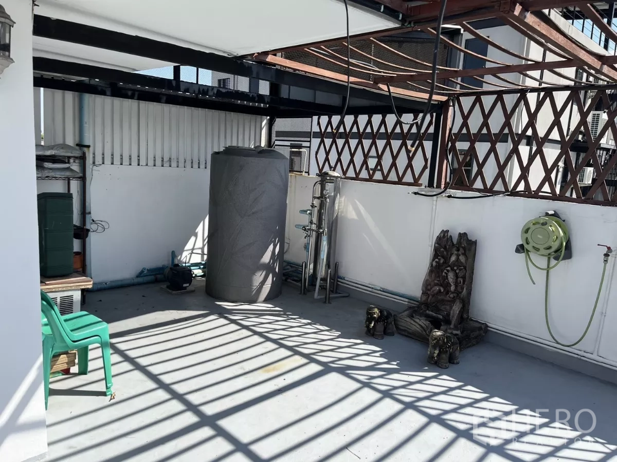 带办公室的家 出租 - 屋顶露台，格棚遮阳与水箱