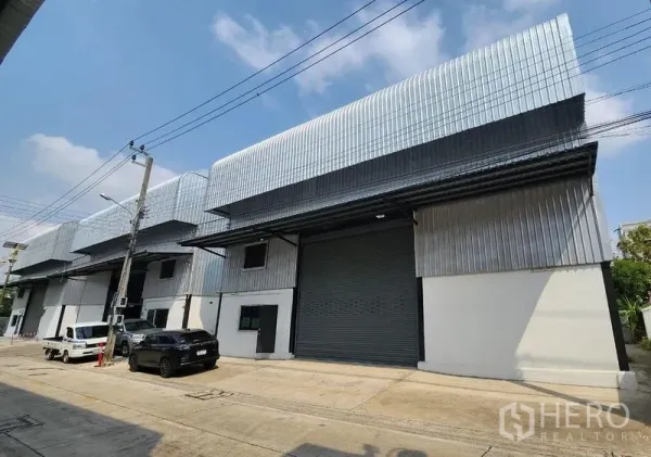 คลังสินค้า ให้เช่าในBang Phli, Samut Prakan - แถวโกดังสมัยใหม่พร้อมประตูม้วนสูงและทางรถบรรทุกในบางพลี