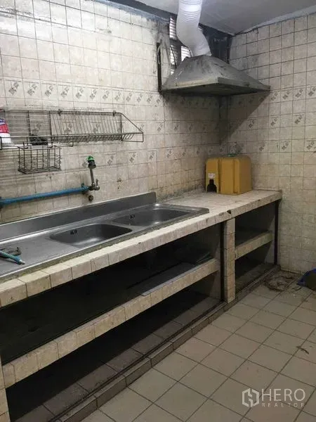 联排别墅 出租在Phra Khanong, Bangkok - 实用泰式厨房，瓷砖台面、双槽水槽与抽油烟机。