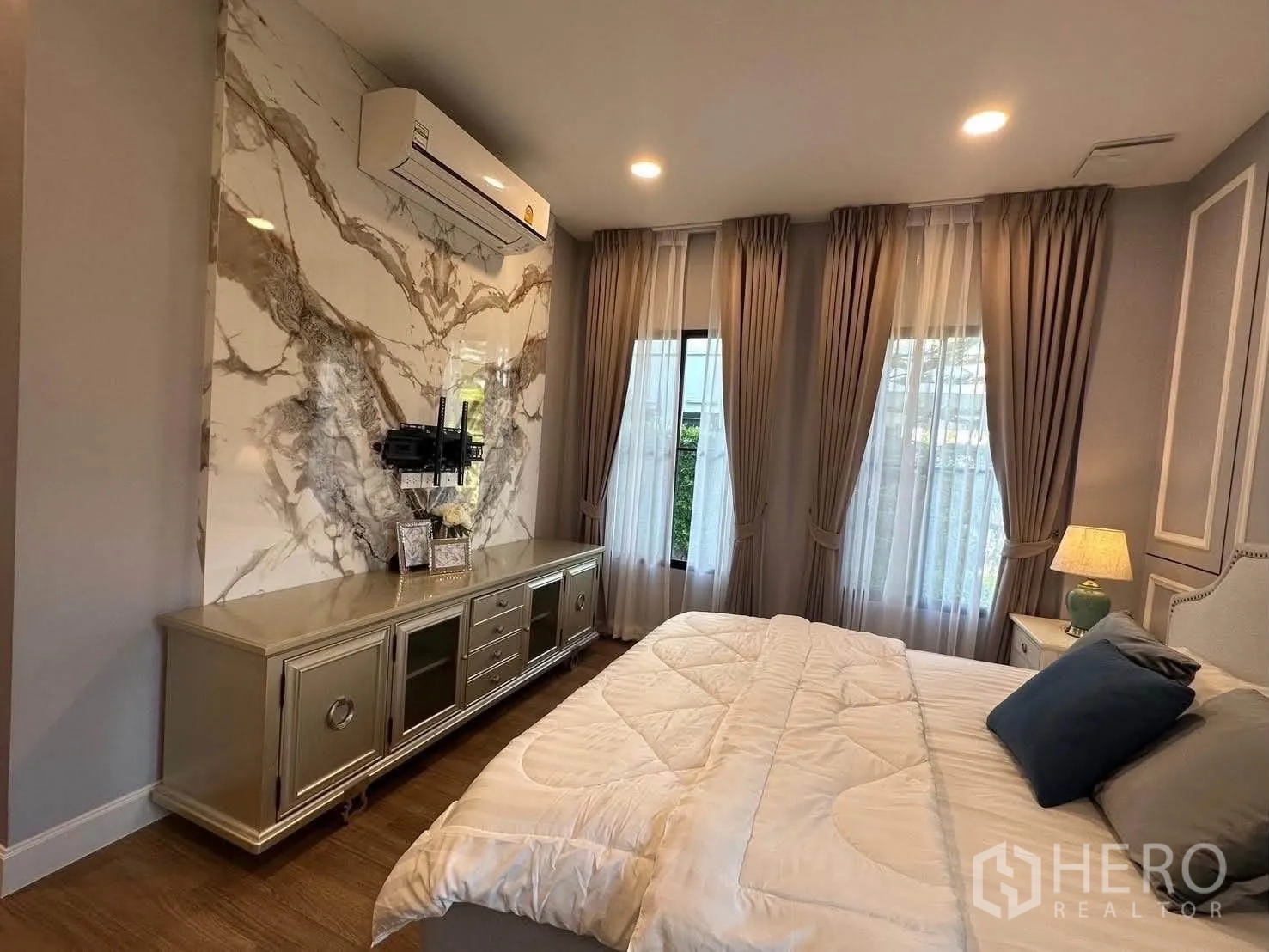 Detached House for rent in Saphan Sung, Bangkok - Another bedroom with marble accent wall, low cabinet, and air conditioner.