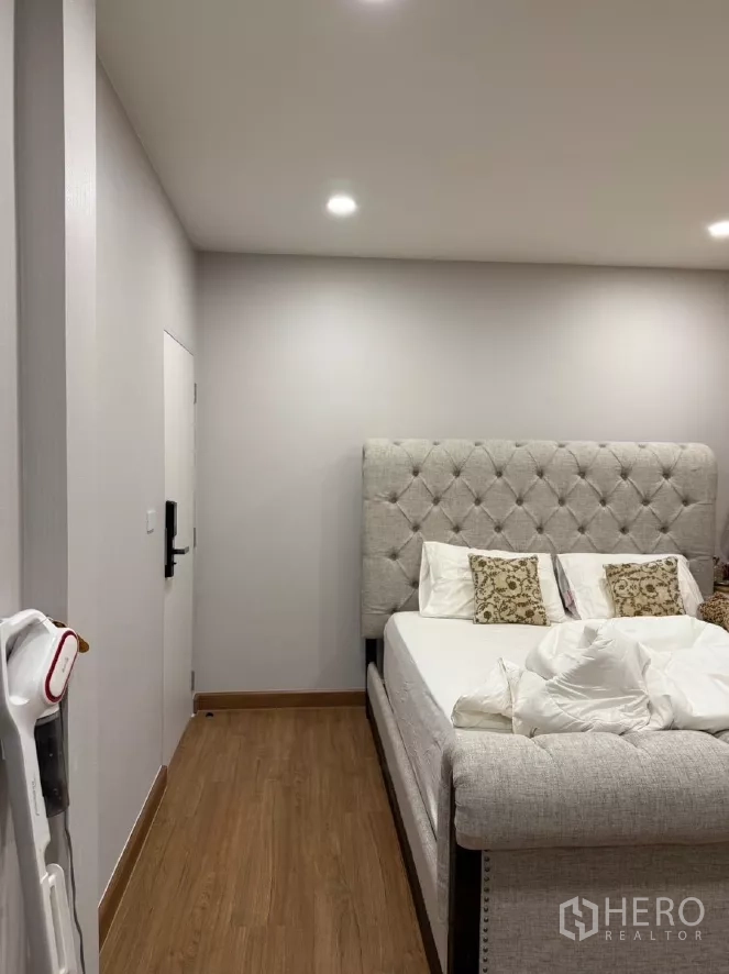 Detached House for rent or sale in Saphan Sung, Bangkok - Alternate view of the master bedroom showing the bed and entry door.