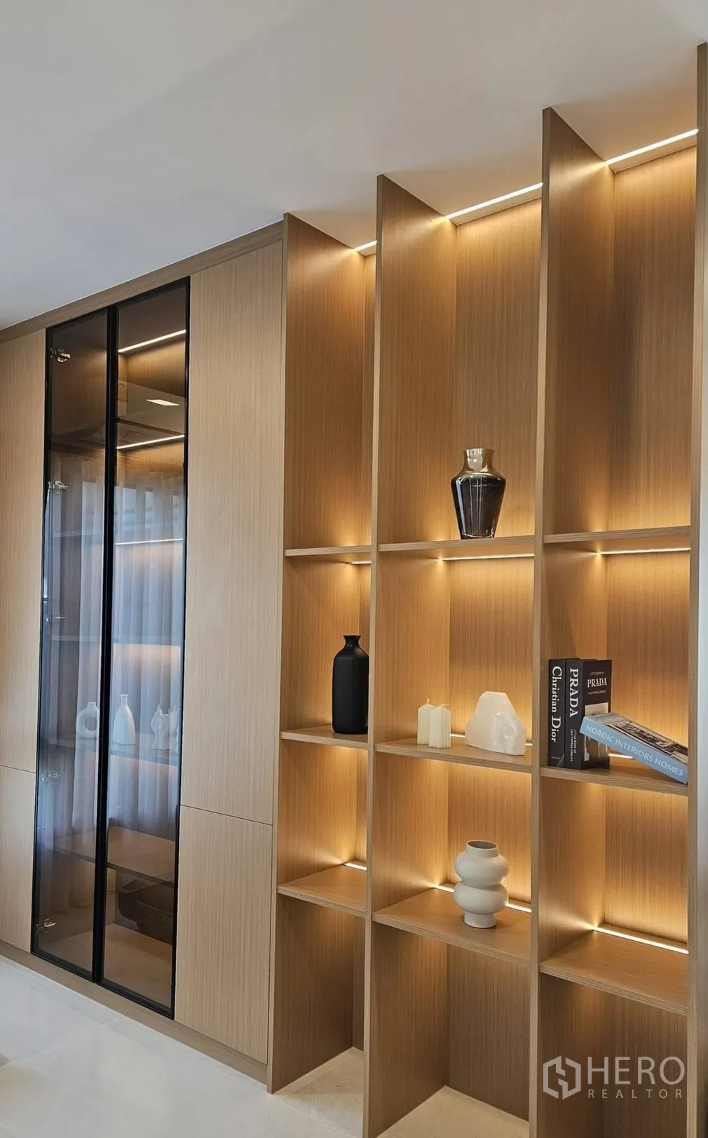 独栋房屋 for rent in Bang Phli, Samut Prakan - 木饰面内置展示架带灯光与玻璃柜门。