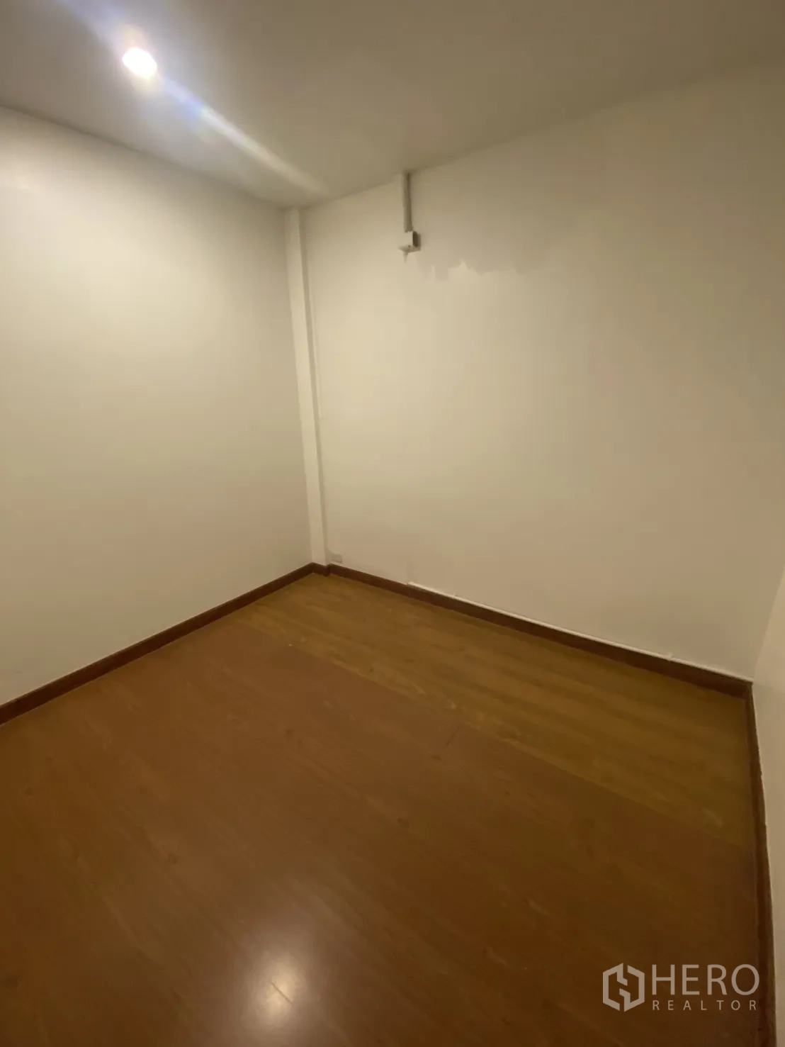 ตึกแถว for rent in Bang Rak, Bangkok - ห้องขนาดกะทัดรัดพื้นลามิเนตและไฟดาวน์ไลท์