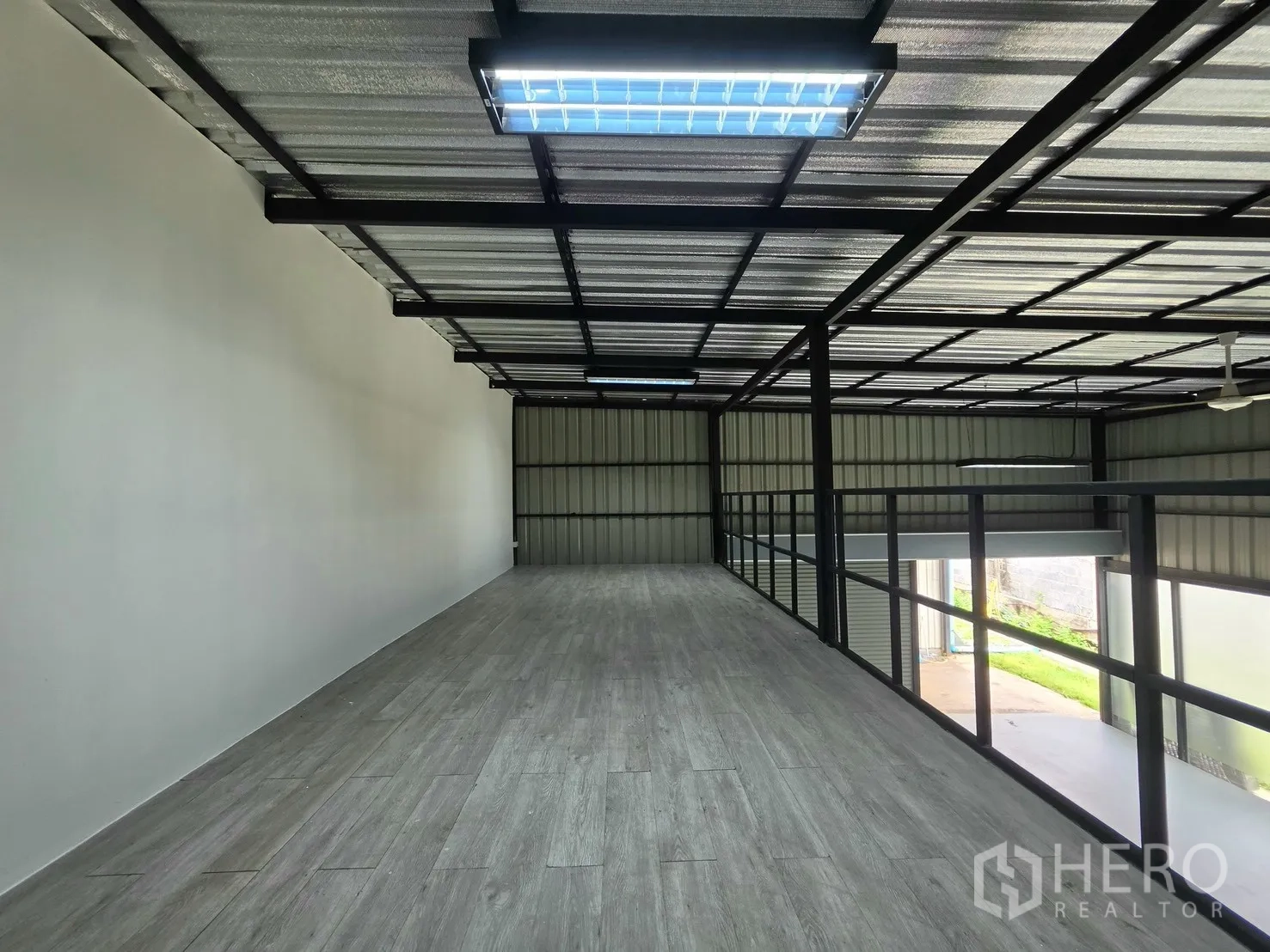 โกดัง for rent in Suan Luang, Bangkok - ทางเดินยาวบนชั้นลอยพร้อมราวกันตกและไฟหลอดยาวด้านบน.