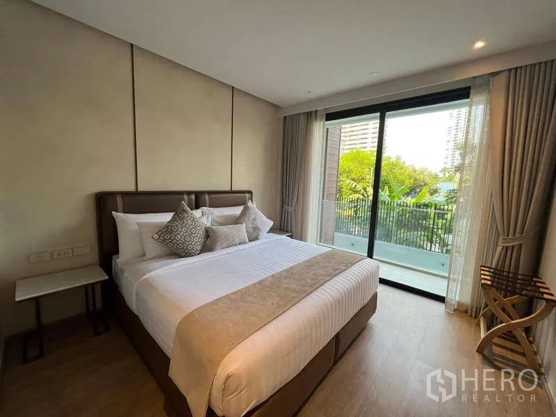 คอนโด ให้เช่าในWatthana, Bangkok - ห้องนอนหลักเตียงคิงซ์ไซส์ มีหน้าต่างบานใหญ่และระเบียงวิวต้นไม้