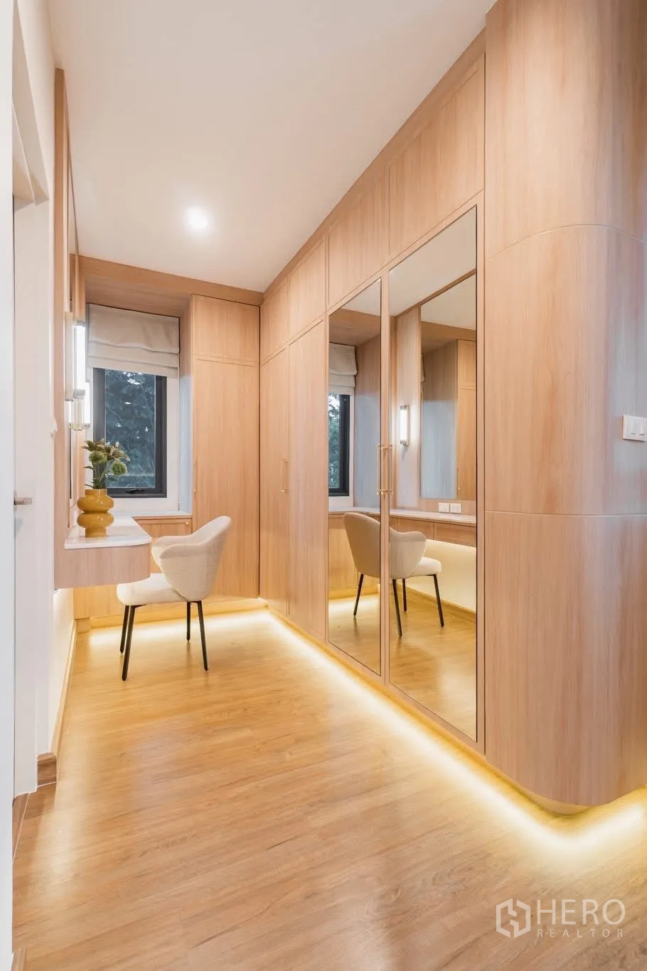 Detached House for rent or sale in Prawet, Bangkok - Another angle of bright dressing room with built-in wardrobes and chair
