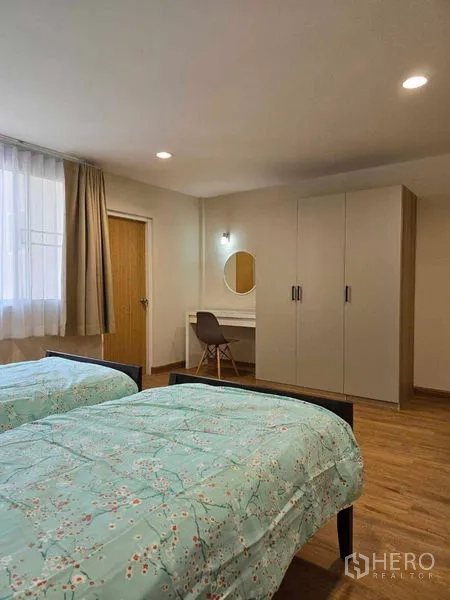 联排别墅 出租在Bang Na, Bangkok - 次卧一角，带衣柜与梳妆台及壁灯。