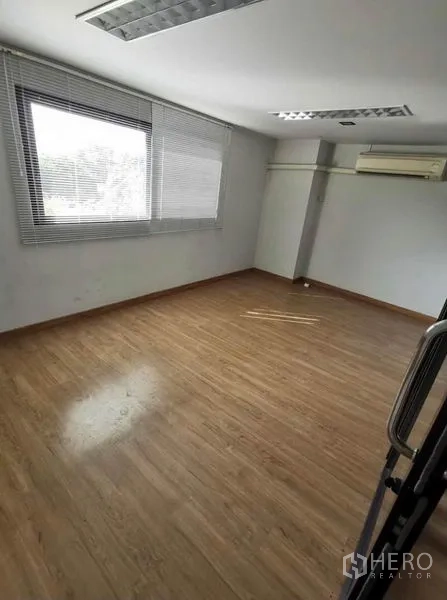 สำนักงานที่บ้าน ให้เช่าในPrawet, Bangkok - ห้องทำงานรับแสงดี หน้าต่างบานใหญ่พร้อมมู่ลี่ พื้นไม้