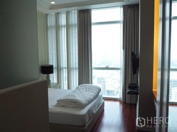 คอนโด ให้เช่าในPathum Wan, Bangkok - ห้องนอนมาสเตอร์ พื้นไม้ และหน้าต่างพาโนรามาพร้อมวิวเมือง