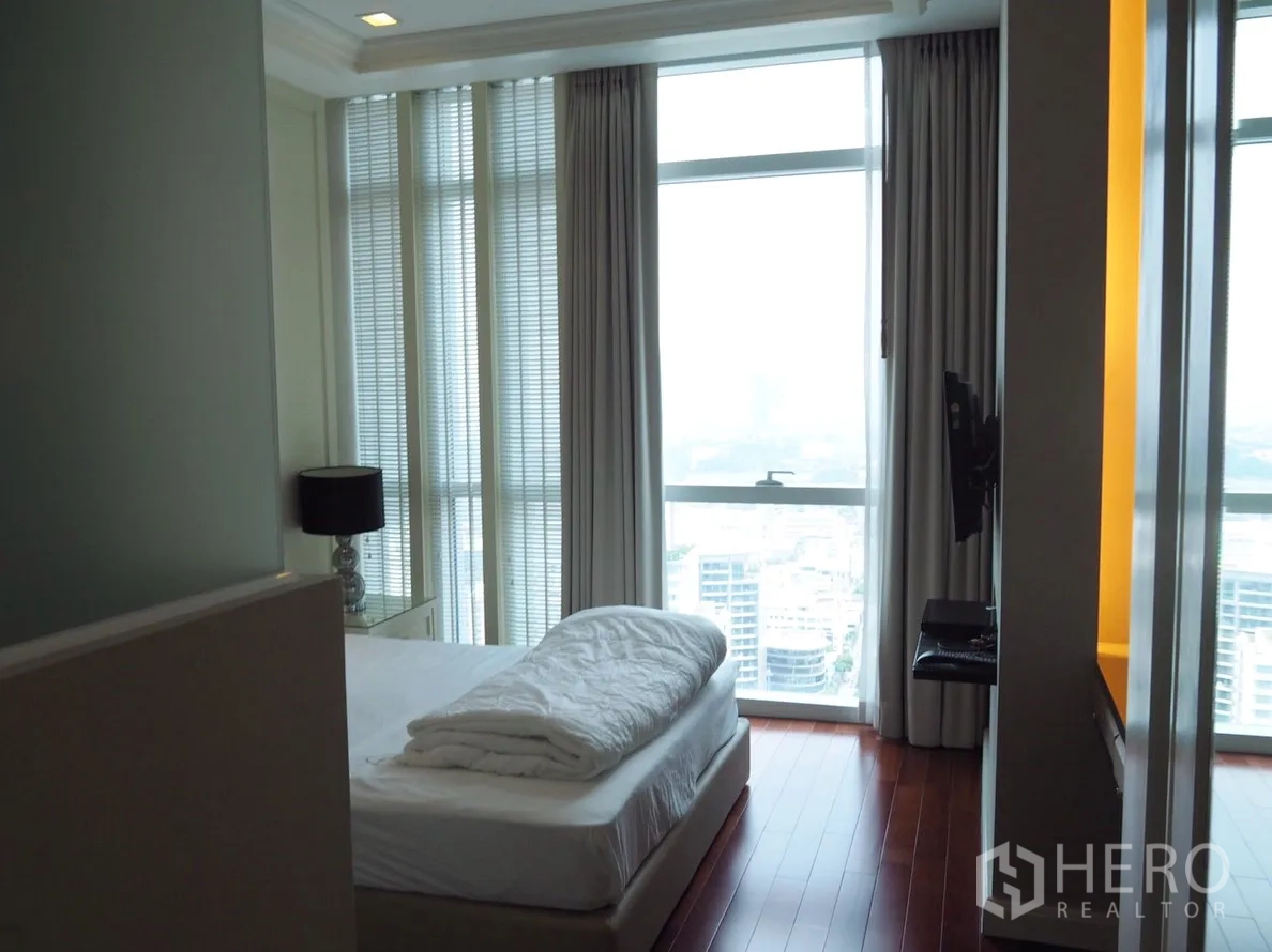 คอนโด ให้เช่าในPathum Wan, Bangkok - ห้องนอนมาสเตอร์ พื้นไม้ และหน้าต่างพาโนรามาพร้อมวิวเมือง