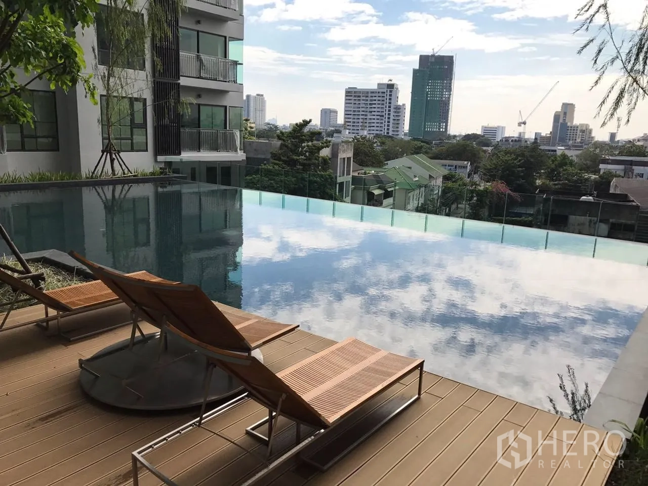 คอนโด ให้เช่าในKhlong Toei, Bangkok - สระว่ายน้ำอินฟินิตี้ พร้อมเตียงอาบแดดและวิวเมือง